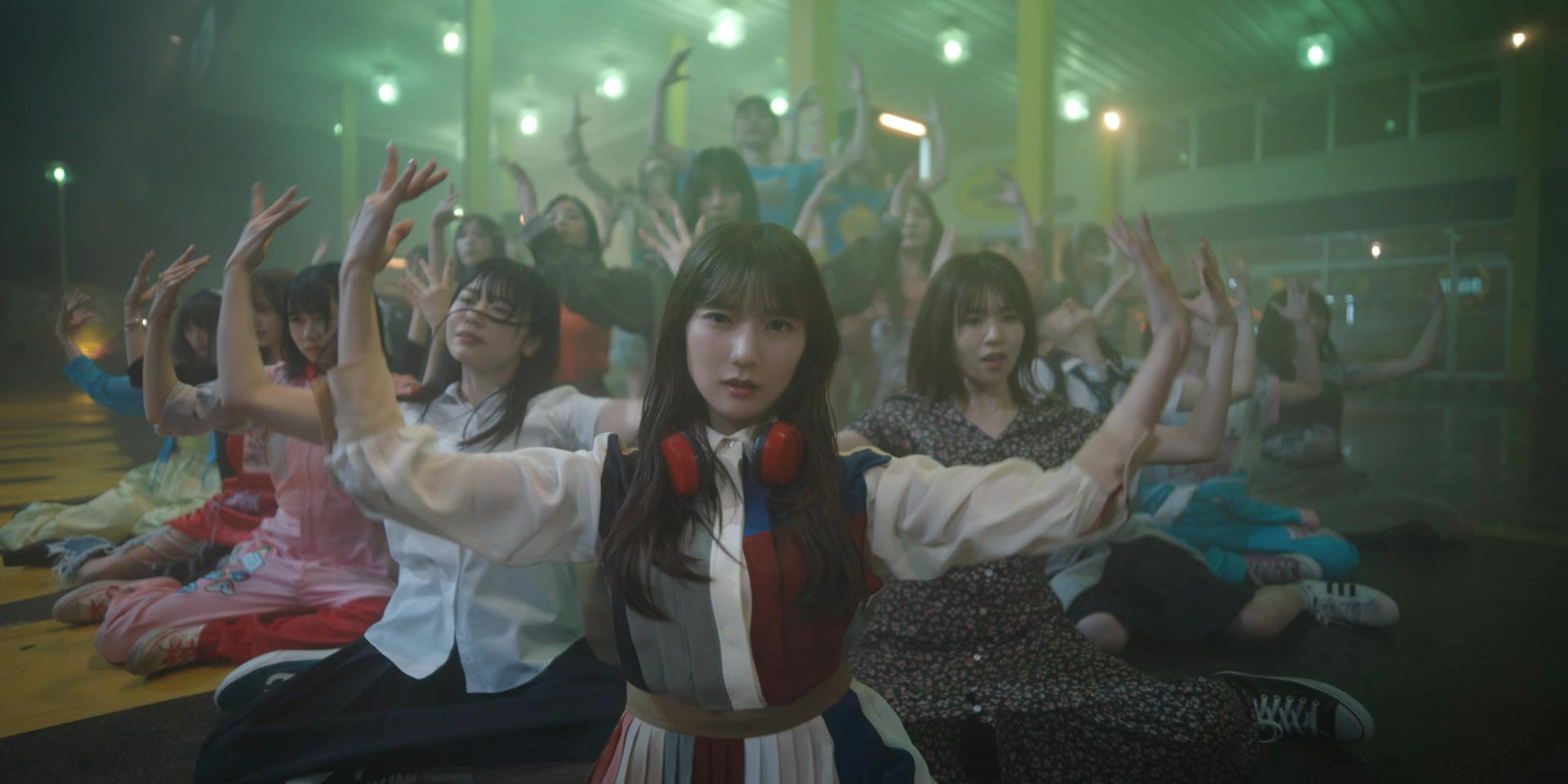 日向坂46 “ガラス窓が汚れている” MV